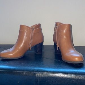 Size 5 Giani Bernini Chestnut colored Boots